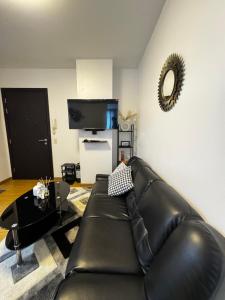 Metro Nook Cozy 2BR Unit with Balcony Facing Rockwell - Acqua Private Residences