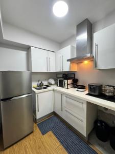 Metro Nook Cozy 2BR Unit with Balcony Facing Rockwell - Acqua Private Residences