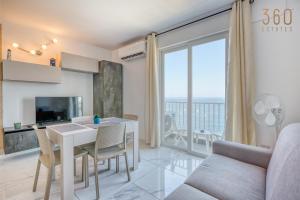 Beautiful Seafront Suites with comfy beds, AC & WiFi By 360 Estates