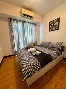 Metro Nook Cozy 2BR Unit with Balcony Facing Rockwell - Acqua Private Residences