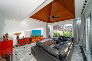 Luxurious 8bedroom villa in Bangtao Large private pool Group vacation villa Free maid and private kitchen service Extended