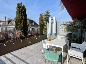 Boho Chic Apt with 125sqm, 2 BR 2 Baths with 36sqm Dual Terraces with Parking and 10 min to Lake Zurich