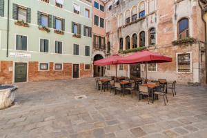 Domus Apostoli Balcony