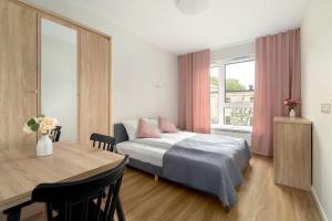 Spacious and Cosy Apartment in Poznań with Parking, Desk and Balcony by Noclegi Renters
