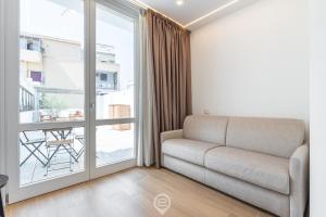 Stylish Terrace Apartment img9