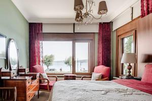 Luxury Seaside Apartment with Bosphorus View in Sarıyer