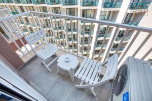 Beautiful seafront Suites with comfy beds, AC & WIFI by 360 Estates