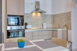 Beautiful seafront Suites with comfy beds, AC & WIFI by 360 Estates