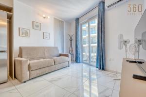 Beautiful seafront Suites with comfy beds, AC & WIFI by 360 Estates