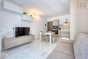 Beautiful seafront Suites with comfy beds, AC & WIFI by 360 Estates