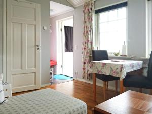 2 person holiday home in Rönnäng