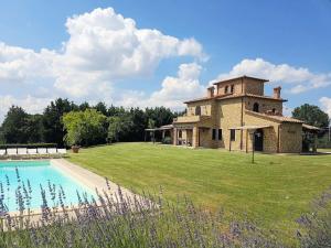 Holiday Home near Lago di Chiusi with Pool