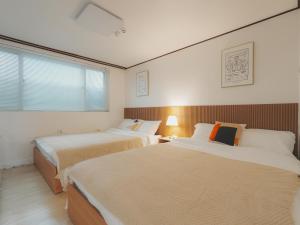 Stylish Seongsu Apartment with Hot Spot Vibes, accommodates 6 people with 3 beds