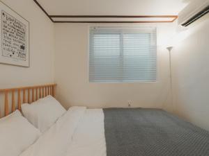 Stylish Seongsu Apartment with Hot Spot Vibes, accommodates 6 people with 3 beds