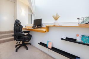 Stylish Heritage 2BR Loft near City and River with Pool and Free Parking