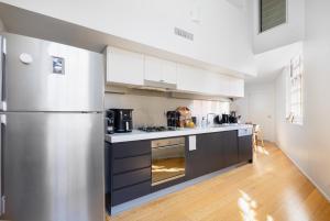 Stylish Heritage 2BR Loft near City and River with Pool and Free Parking