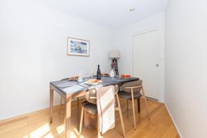 Stylish Heritage 2BR Loft near City and River with Pool and Free Parking