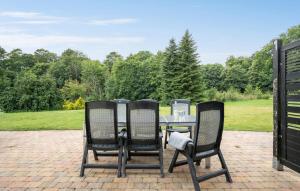 3 Bedroom Nice Apartment In Nimtofte