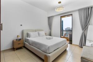 Chic 2-bed Oasis with Marina Views Walk to Beach!