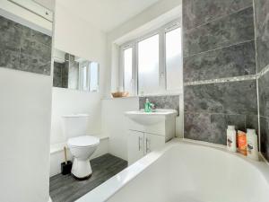 3-Bedroom with Private Balcony - Modern flat near Finsbury Park, Manor House & Emirates Stadium by Staylio London