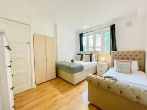 Disc Monthly Rate - 3 Bedroom flat with FREE WiFi & Private Balcony near Finsbury Park , Manor House , Highbury , Islington