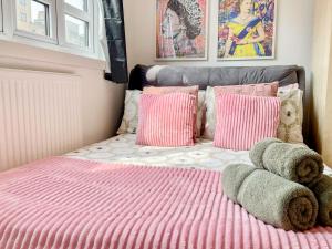 Disc Monthly Rate - 3 Bedroom flat with FREE WiFi & Private Balcony near Finsbury Park , Manor House , Highbury , Islington