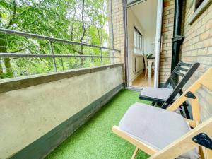 Disc Monthly Rate - 3 Bedroom flat with FREE WiFi & Private Balcony near Finsbury Park , Manor House , Highbury , Islington