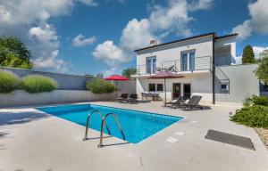 Vila Taste with pool next to the sea