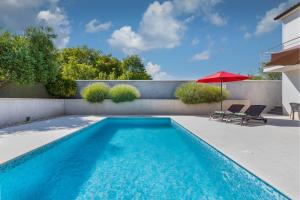 Vila Taste with pool next to the sea