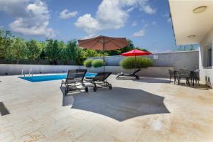 Vila Taste with pool next to the sea