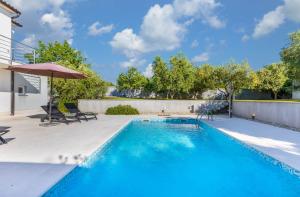 Vila Taste with pool next to the sea