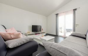 Stunning Apartment In Vrsi Mulo With Wifi 