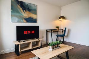 Ingfield by Alt-Stay - 3 Bed Home - Parking, WiFi & Full Kitchen - Contractors & Relocations - Weekly & Monthly Rates