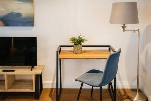 Ingfield by Alt-Stay Accommodation - Wakefield 3 Bed Contractor and Relocation Accommodation close to M1 J40 with Parking, Workspace, Kitchen, Laundry Facilities, Smart TV and Wi Fi - Long Stay Ready with Weekly and Monthly Rates