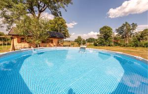 Stunning Home In Licko Petrovo Selo With Wifi 