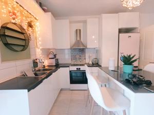 Artsy Family Nest Halkidiki - 1BR Apartment with Balcony in Central Nea Kallikrateia