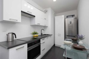 Stylowy Apartament w Warszawie Sypialnia & Parking w Garażu by Noclegi Renters