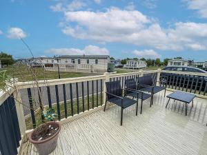Cosy Caravan With Decking At Golden Anchor Holiday Park In Skegness Ref 25055Bm