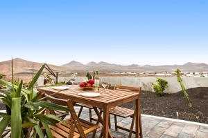 Home2Book Cozy Terrace House with Volcano Views