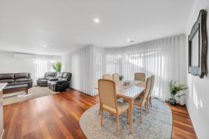 Your Tarneit Escape - 4BR Home with Pool & BBQ