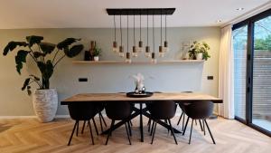 Elegant Luxury Villa with Large Garden, Near Beach & City