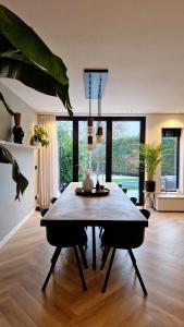 Elegant Luxury Villa with Large Garden, Near Beach & City