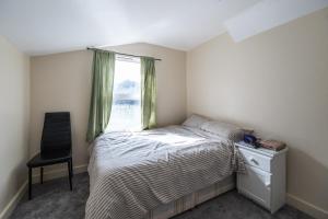 House - Sleeps 8 - Garden - Short Walk to Station