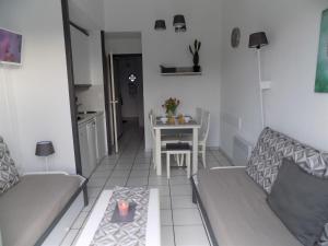 Manoir, appartement avec terrasse, proche mer, vue golf et lac, 5 pers, accès gratuit piscines