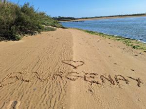 Manoir, appartement avec terrasse, proche mer, vue golf et lac, 5 pers, accès gratuit piscines