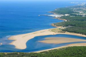 Manoir, appartement avec terrasse, proche mer, vue golf et lac, 5 pers, accès gratuit piscines