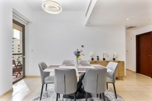 Chic 2-bed Oasis with Marina Views Walk to Beach!