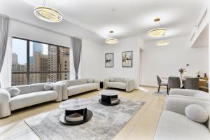 Chic 2-bed Oasis with Marina Views Walk to Beach!