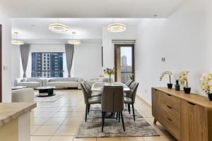 Chic 2-bed Oasis with Marina Views Walk to Beach!