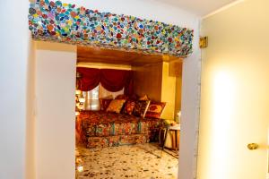 1001 Nights - Low Celling Studio in downtown